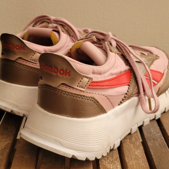 Women's Reebok 720 Walking Sneaker - Sized 4.5 US / 4 UK - Picture 2 of 8